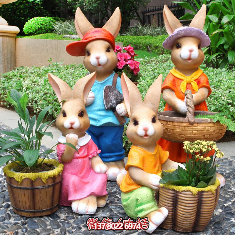 玻璃鋼彩繪兔子雕塑，為花園景區(qū)增添精彩