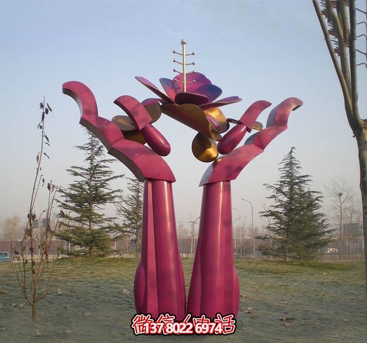 不銹鋼雕塑——用手捧花朵，點(diǎn)綴公園抽象美