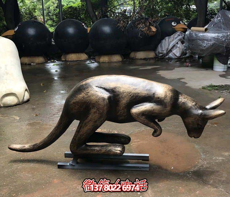 不銹鋼袋鼠雕塑，擺放于大型廣場