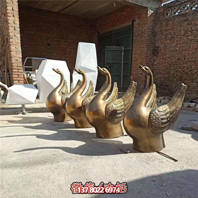 仿銅噴水雕塑，玻璃鋼景觀天鵝水池，為廣場園林擺放