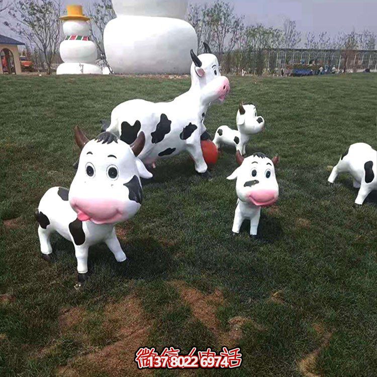 可愛小奶牛玻璃鋼雕塑，為戶外園林景觀增添獨(dú)特魅力