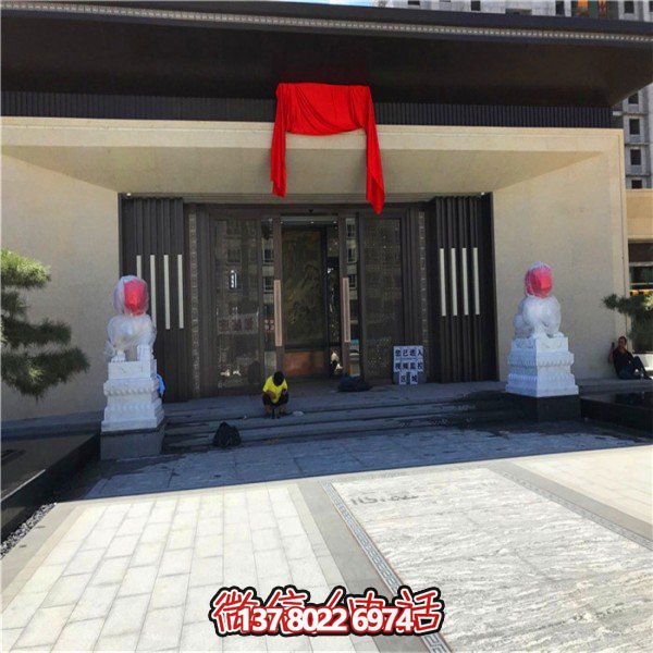 精美大型漢白玉石獅子雕刻門(mén)墩，為別墅門(mén)口增添雅致氣息