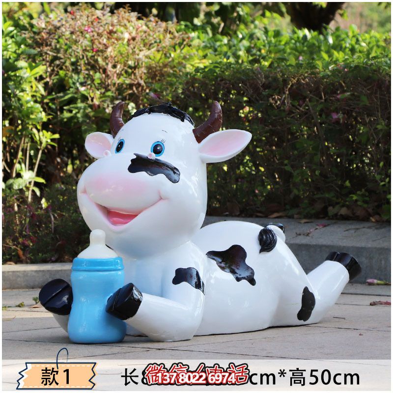 玻璃鋼牛雕塑，為幼兒園的幼兒們趴著喝奶更添樂(lè)趣