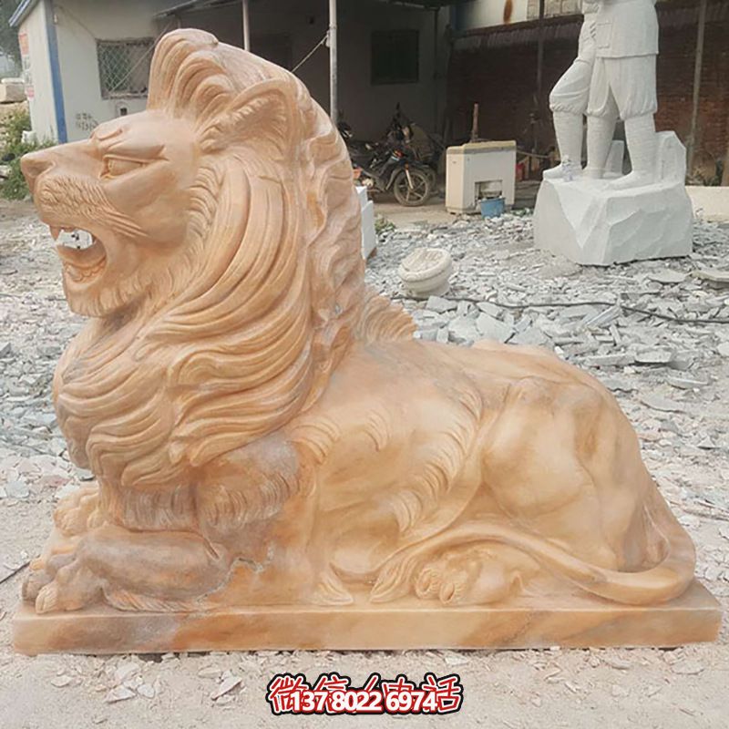 兇猛獅子紅石雕臥著雕塑，為公園景區(qū)添彩晚霞之美
