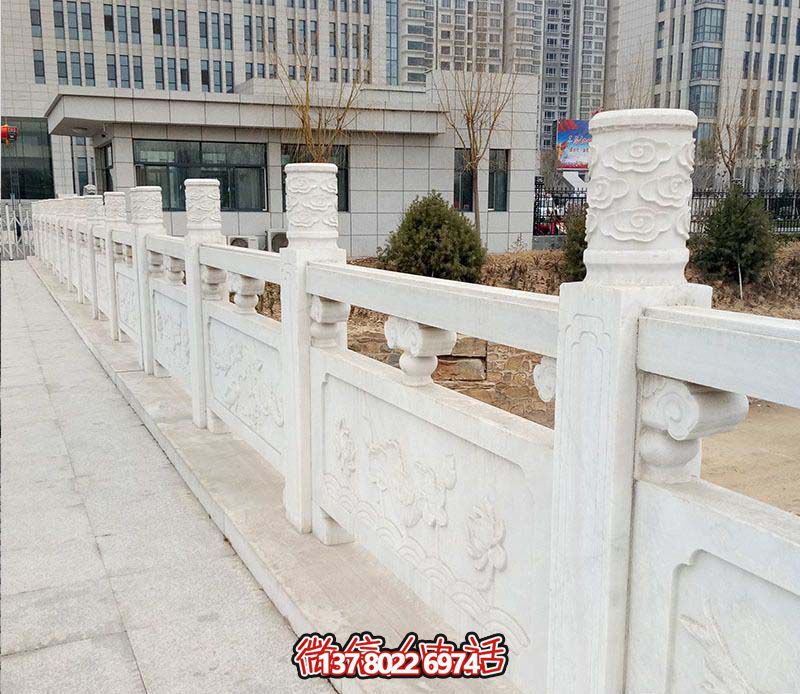 漢白玉鑲嵌欄桿扶手，點綴走廊裝飾，為城市花園添彩