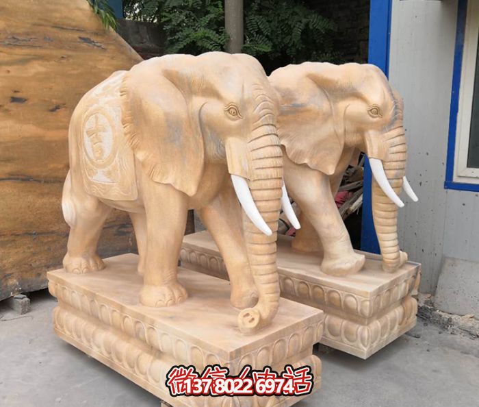 紅色庭院一抹晚霞，一個石雕大象雕塑