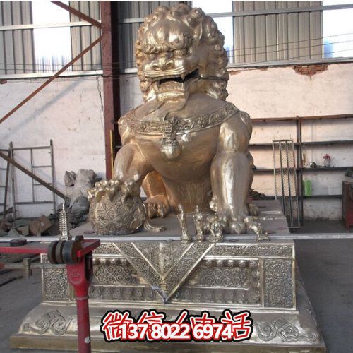 仿古銅噴金獅子雕塑，玻璃鋼大型戶外裝飾