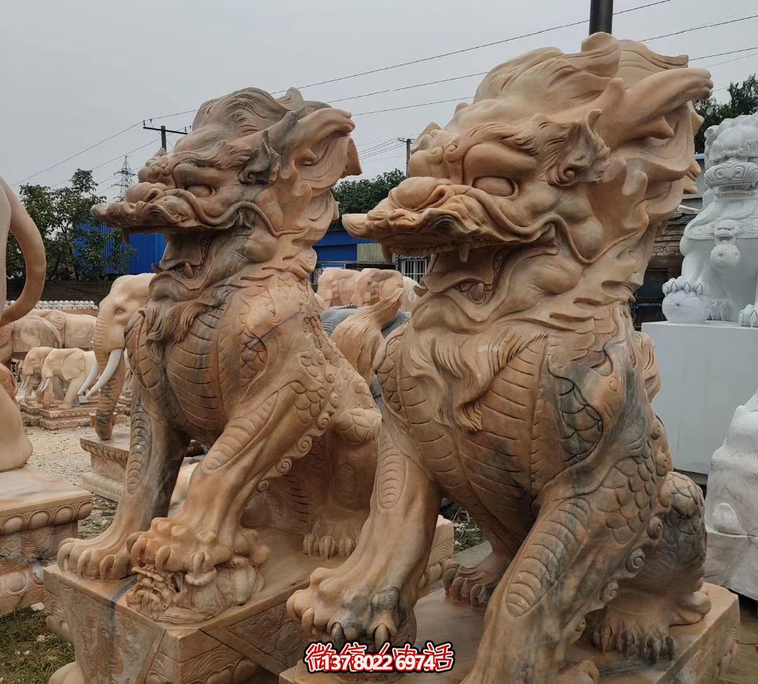 大型黃蠟石麒麟雕塑，點綴廣場景觀