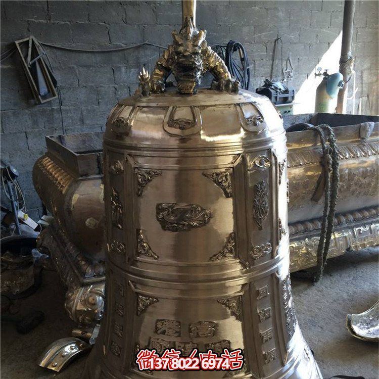 精美銅鐘雕塑，欣賞大型浮雕景觀