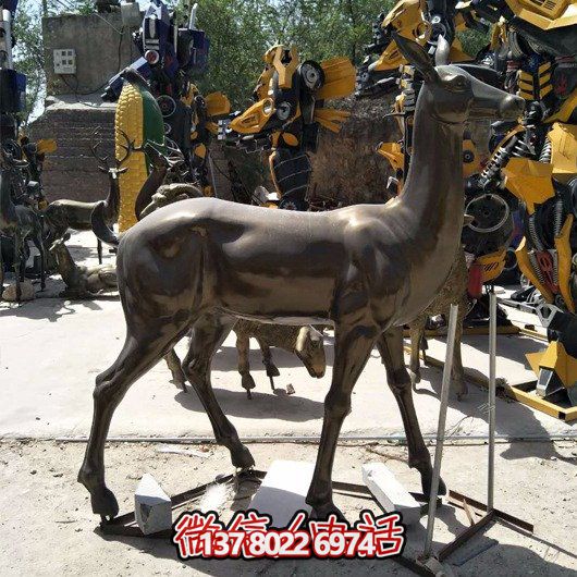 精美雕塑鹿，點綴園林景觀，增添藝術氣息