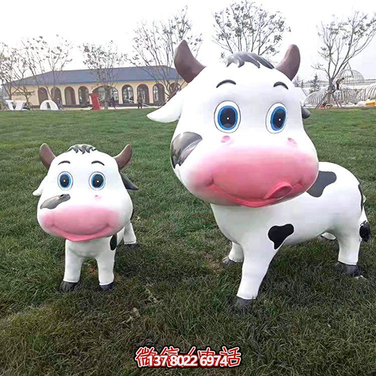 裝點(diǎn)戶外廣場(chǎng)的溫馨小奶牛玻璃鋼雕塑