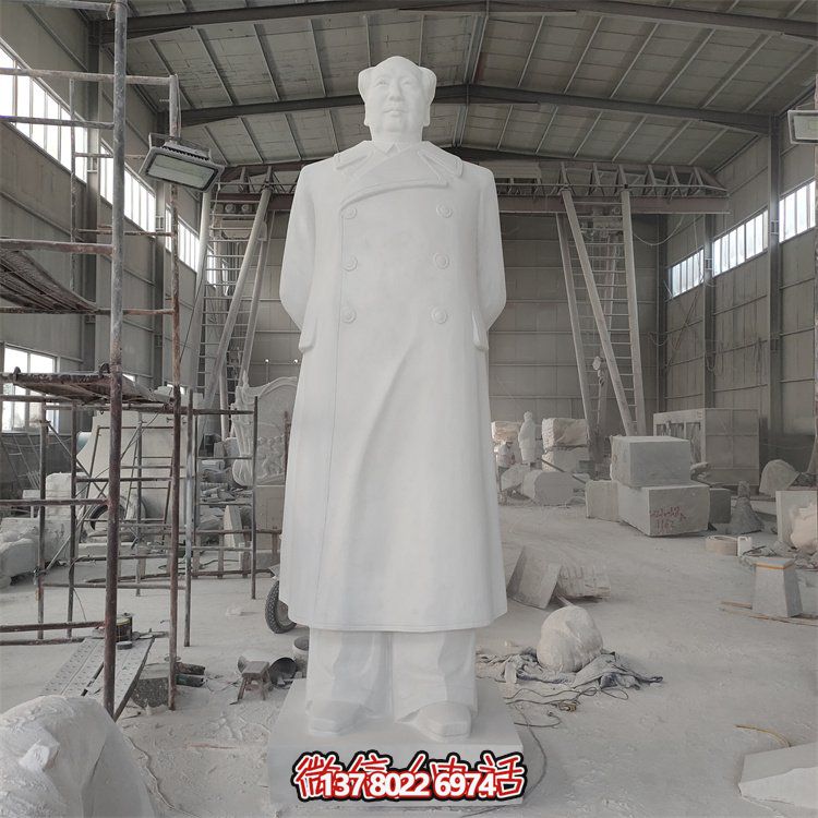 毛澤東雕像，點(diǎn)亮校園廣場(chǎng)