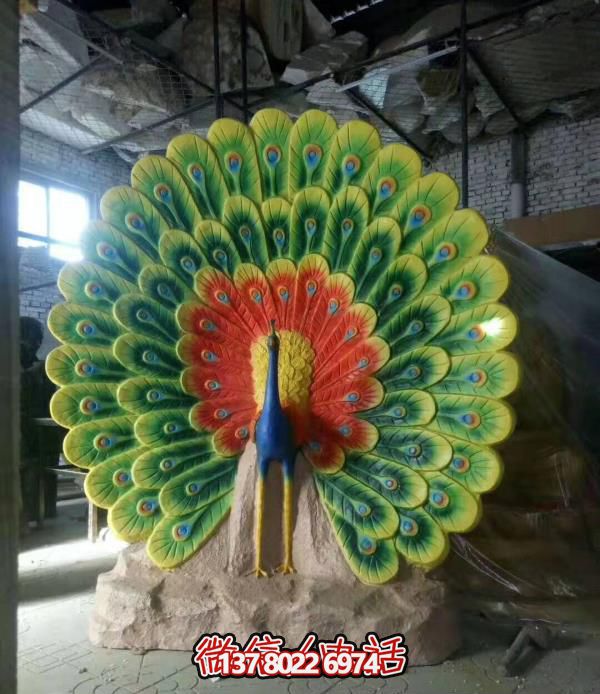 公園里一只開(kāi)屏玻璃鋼彩繪孔雀雕塑 公園里一只開(kāi)屏玻璃鋼彩繪孔雀雕塑
