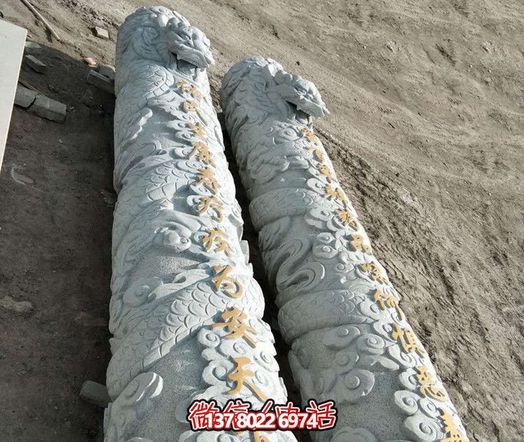 宗教廟門前擺放石雕盤龍柱 宗教廟門前擺放石雕盤龍柱