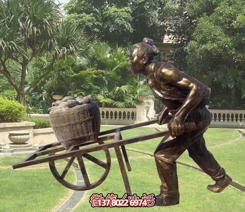 小區草坪擺放推獨輪車的古人玻璃壺仿銅雕塑 小區草坪擺放推獨輪車的古人玻璃壺仿銅雕塑