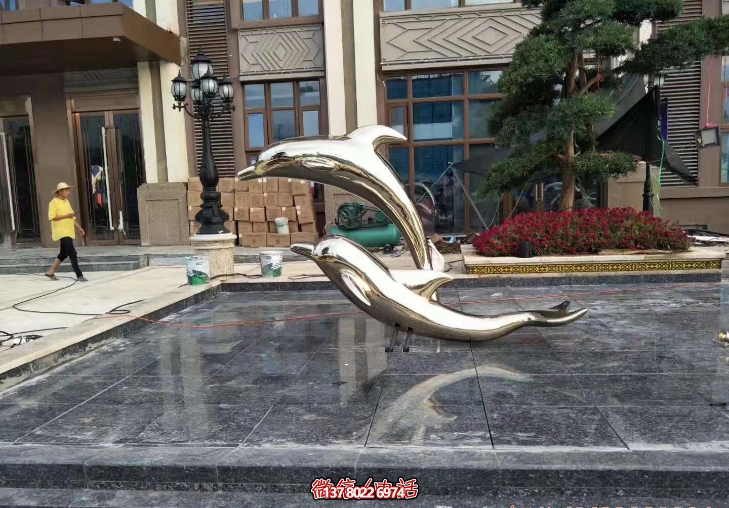 小河邊兩只鏡面不銹鋼海豚雕塑 小河邊兩只鏡面不銹鋼海豚雕塑