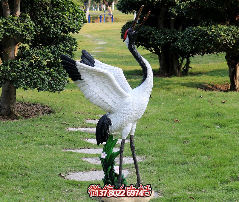 公園草坪展翅的丹頂鶴雕塑 公園草坪展翅的丹頂鶴雕塑