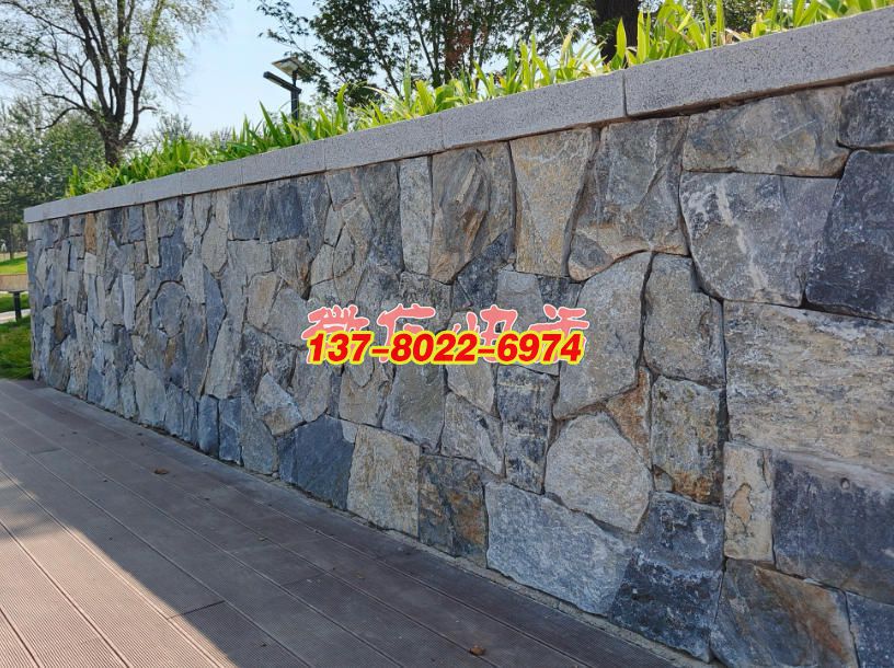 景石碎拼景觀墻：自然與藝術交融的景觀雕塑，石雕工藝的質樸美學呈現